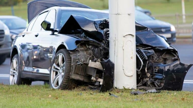 automobilio avarija eismo ivykis stulpas