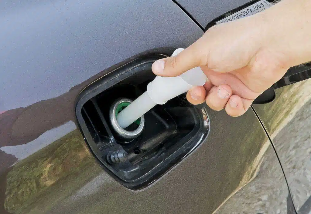 automobilio bako degalu piltuvelis