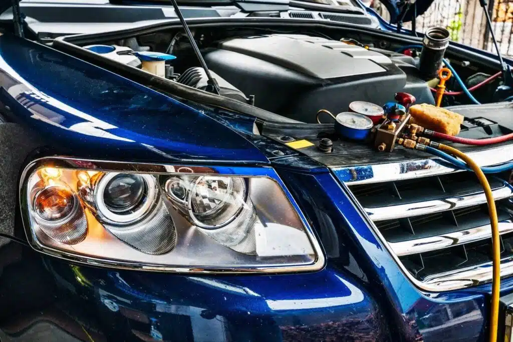 automobilio oro kondicionieriaus pildymas