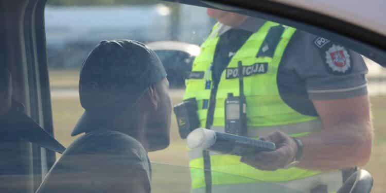 automobilio vairuotojas policijos pareigunas blaivumo patikra reidas