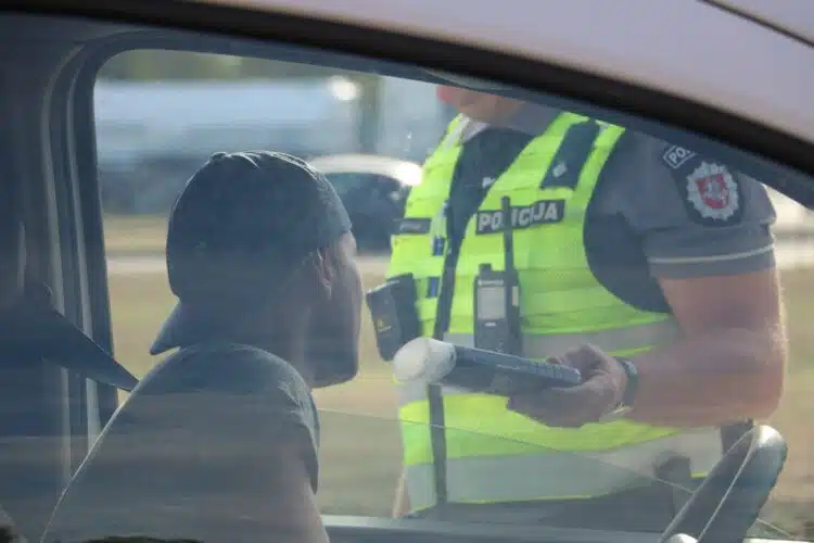 automobilio vairuotojas policijos pareigunas blaivumo patikra reidas