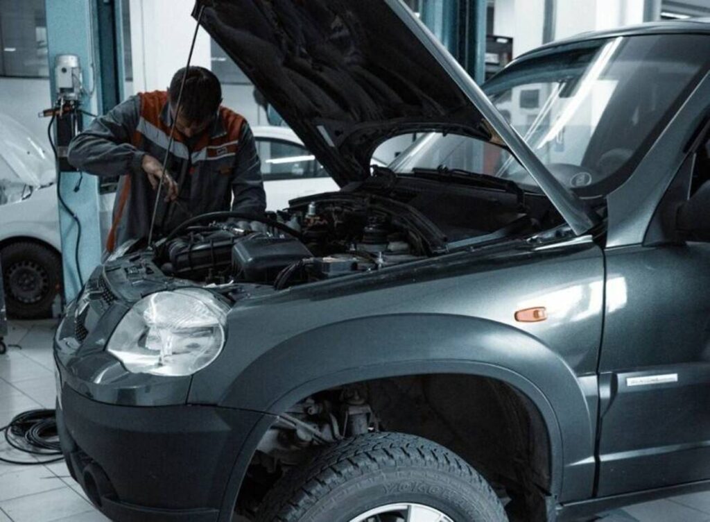 automobilis servise autoservisas meistras tvarko automobili