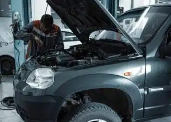 automobilis servise autoservisas meistras tvarko automobili