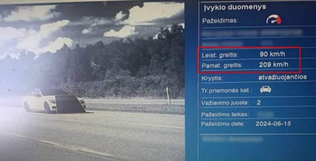 mercedes benz greicio virsijimas trikojo nuotrauka