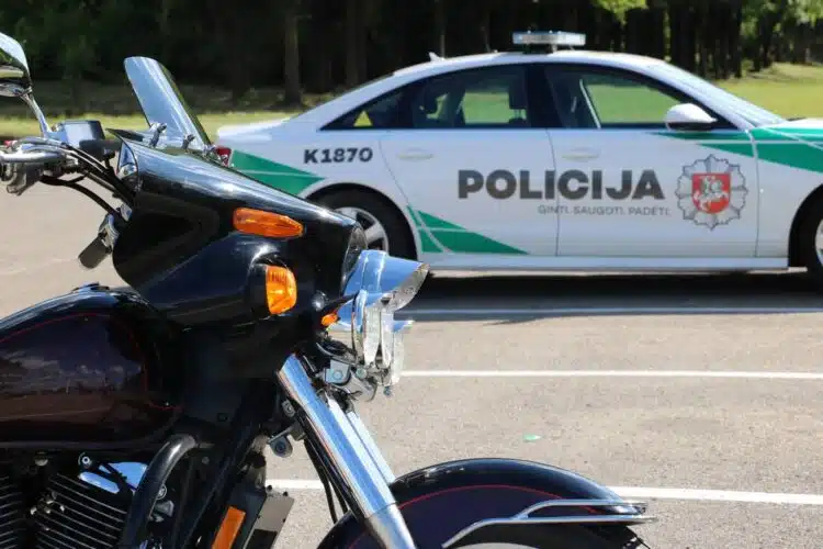 motociklas ir tarnybinis policijos automobilis audi
