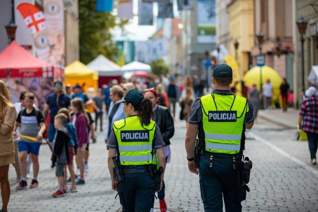 policijos pareigunai patruliuoja pesciomis