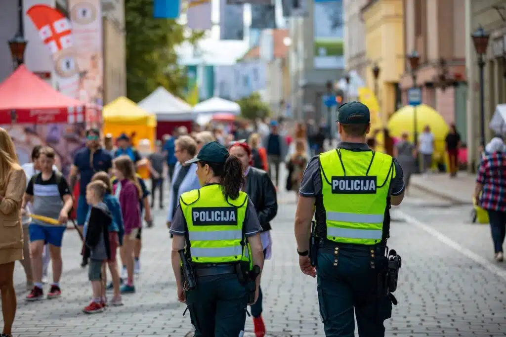policijos pareigunai patruliuoja pesciomis