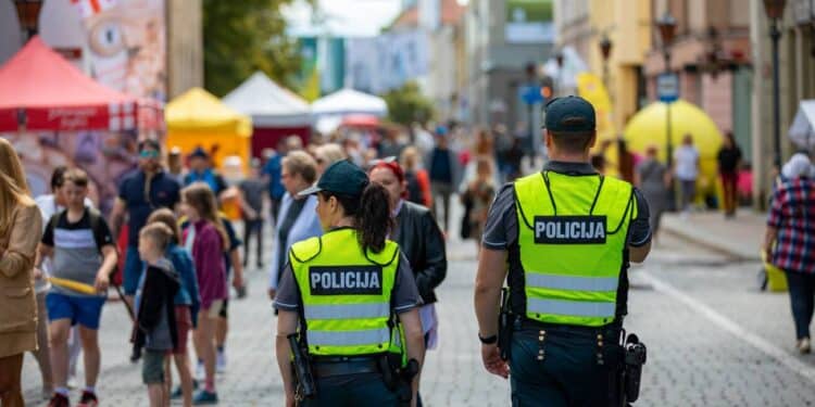 policijos pareigunai patruliuoja pesciomis