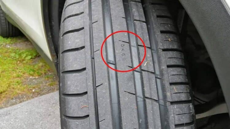 skaiciai ant automobilio padangos protektoriaus