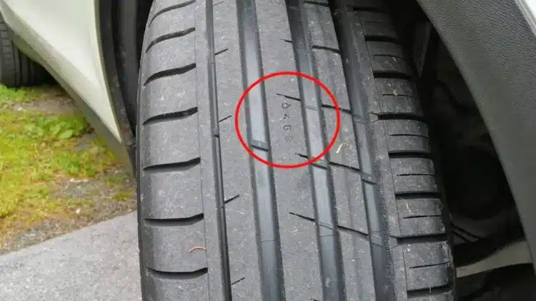 skaiciai ant automobilio padangos protektoriaus