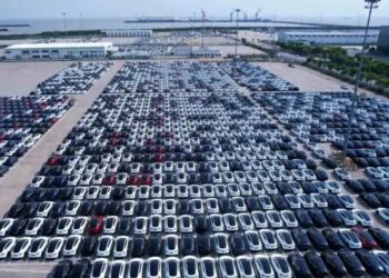 tesla elektromobiliu stovejimo aikstele
