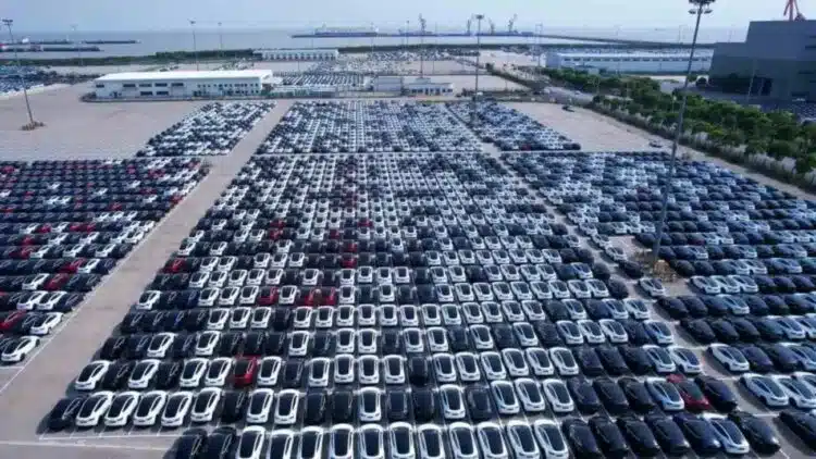 tesla elektromobiliu stovejimo aikstele