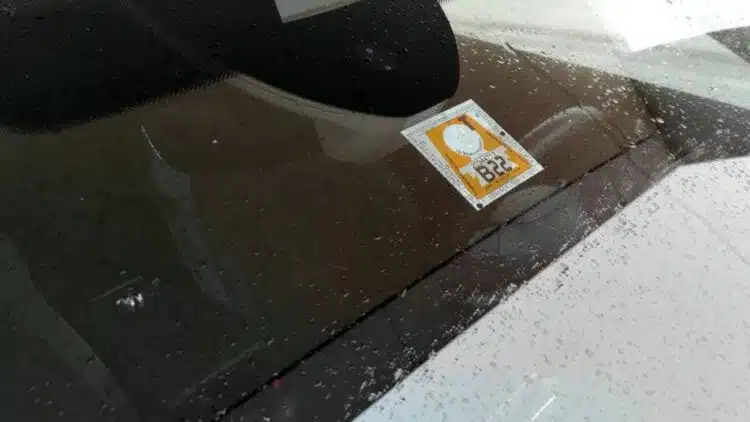 vinjete uzklijuota ant automobilio priekinio stiklo