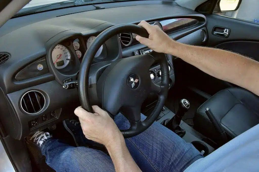 vyras laiko automobilio vaira automobilio vairas salonas automobili traukia i desine i kaire