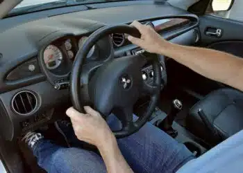 vyras laiko automobilio vaira automobilio vairas salonas automobili traukia i desine i kaire
