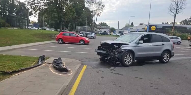 Avarija Vilniuje kaltininkas pabėgo, sužeistą vairuotoją išgelbėjo ugniagesiai gelbėtojai