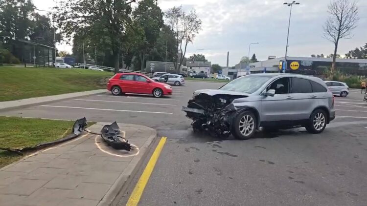 Avarija Vilniuje kaltininkas pabėgo, sužeistą vairuotoją išgelbėjo ugniagesiai gelbėtojai