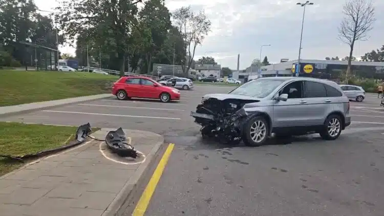 Avarija Vilniuje kaltininkas pabėgo, sužeistą vairuotoją išgelbėjo ugniagesiai gelbėtojai