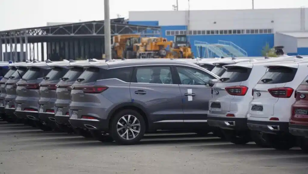 Nauji kinų automobiliai Chery laukiantys transportavimo uoste