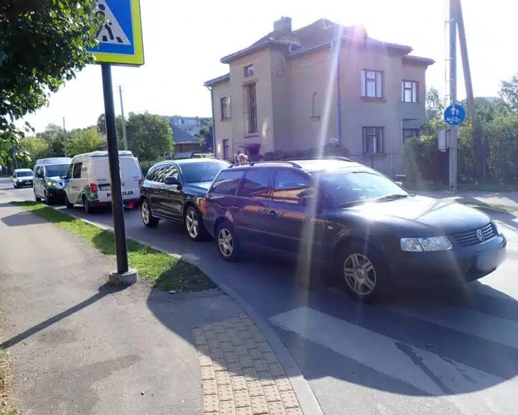 Vyrai nusprendę pasivažinėti svetimais automobiliais buvo sulaikyti volvo volkswagen