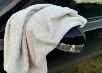 ant automobilio veidrodelio pakabintas baltas ranksluostis