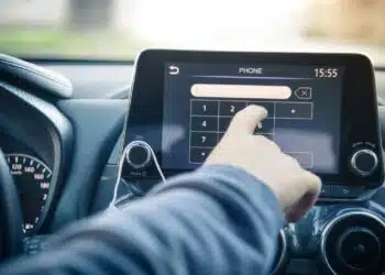automobilio centrine konsole lieciamas ekranas