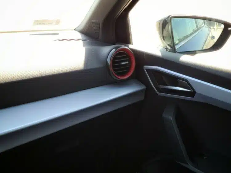 automobilio veidrodis akloji zona