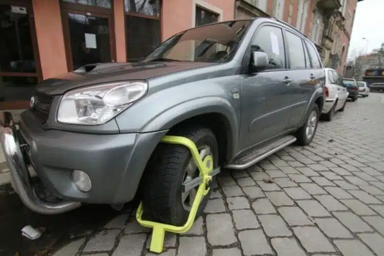 automobilis su uzdetu blokatoriumi ant rato
