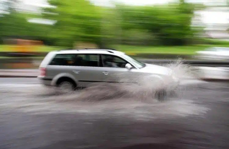 automobilis vaziuoja per bala vanduo kenkia automobiliui