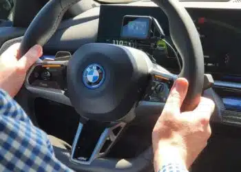 bmw vairas vairuotojas spidometras