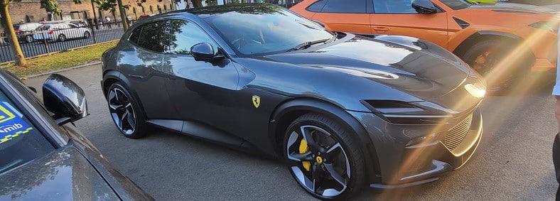 ferrari Britų policija konfiskavo kelis prabangius automobilius