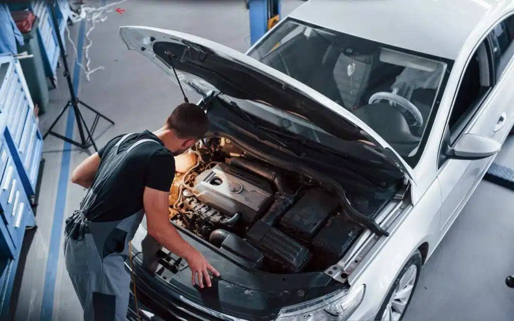 meistras ziuri po variklio dangciu autoservisas variklis