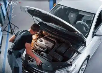 meistras ziuri po variklio dangciu autoservisas variklis