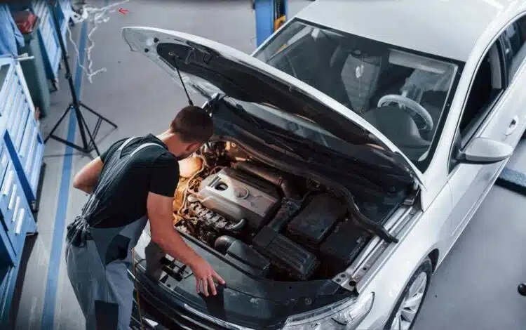 meistras ziuri po variklio dangciu autoservisas variklis