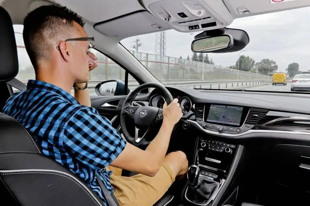 mieguistas vairuotojas vyras vairuoja automobilis vairuotojas nori miego