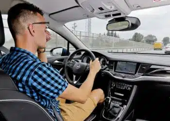 mieguistas vairuotojas vyras vairuoja automobilis vairuotojas nori miego