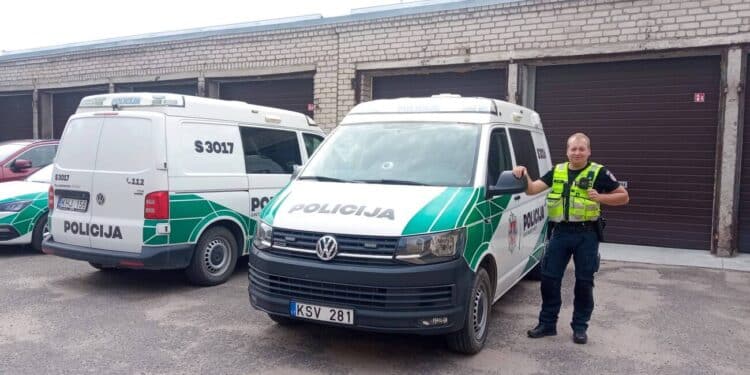 policijos pareigunas policijos tarnybiniai automobiliai vw transporter