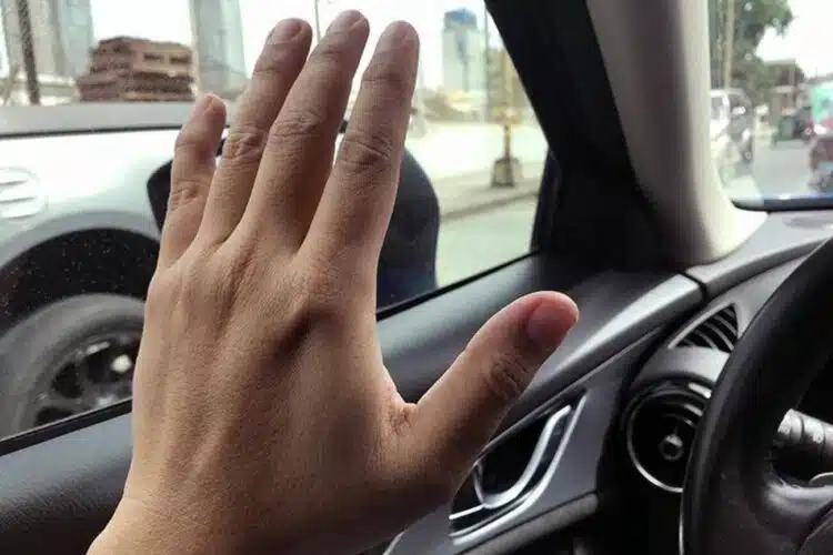 rankos gestas vairuotojas keleivis ranku gestai help me pagalbos prasymas padekite man 1
