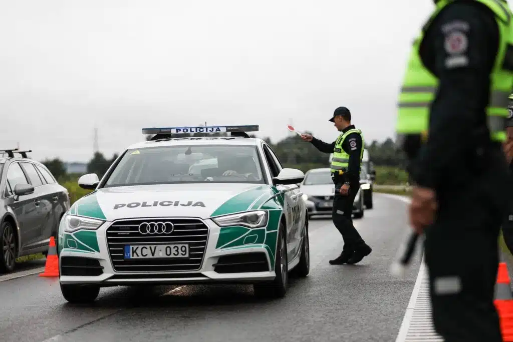 reidas policijos tarnybinis automobilis policijos pareigunas stop zenklas