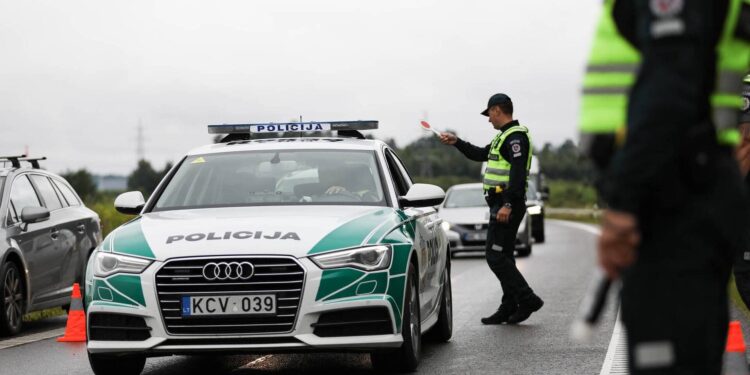 reidas policijos tarnybinis automobilis policijos pareigunas stop zenklas