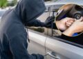 vagis vagyste simbolis ant automobilio x apskritimas