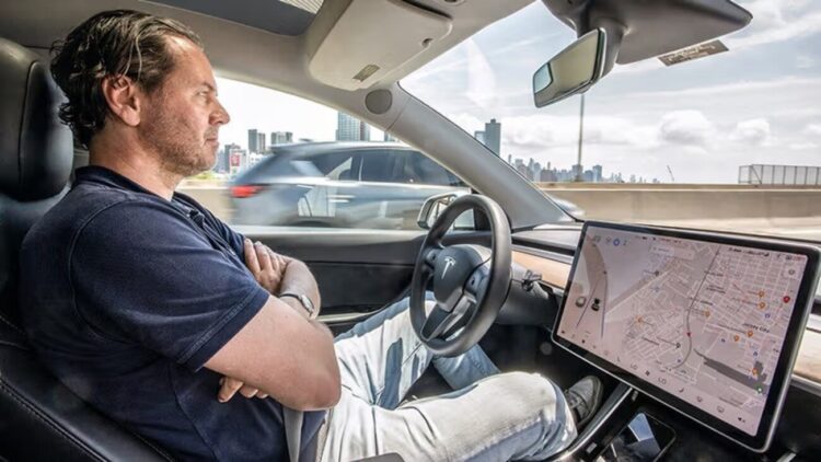 vyras vairuoja tesla elektromobili oro kondicionierius elektros energija
