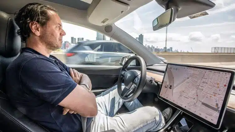 vyras vairuoja tesla elektromobili oro kondicionierius elektros energija