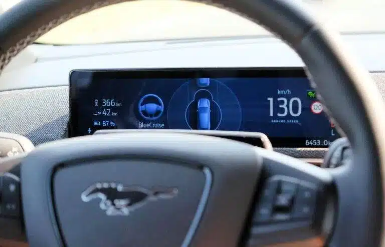 Apie įjungtą BlueCruise technologiją praneša už vairo esančiame ekrane matoma mėlyna grafika