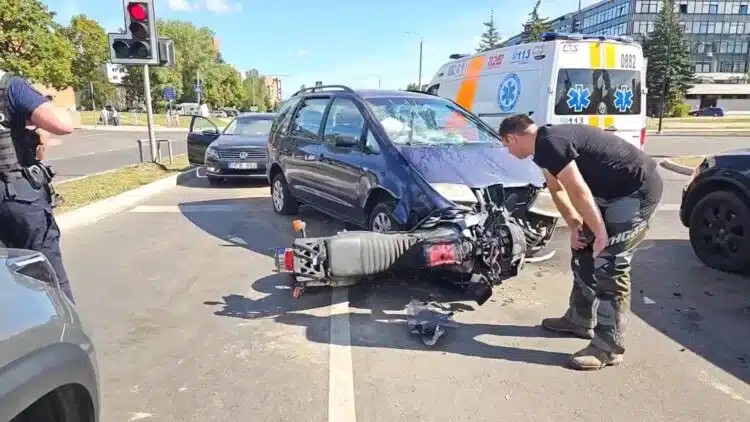 Avarija Vilniuje į priešpriešą įvažiavęs girtas vairuotojas rėžėsi į motciklą ir prispaudė jį prie kito automobilio
