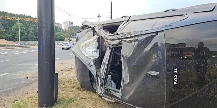 Avarija Vilniuje neblaivus BMW vairuotojas trenkėsi į stulpą