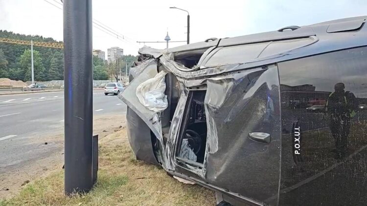 Avarija Vilniuje neblaivus BMW vairuotojas trenkėsi į stulpą