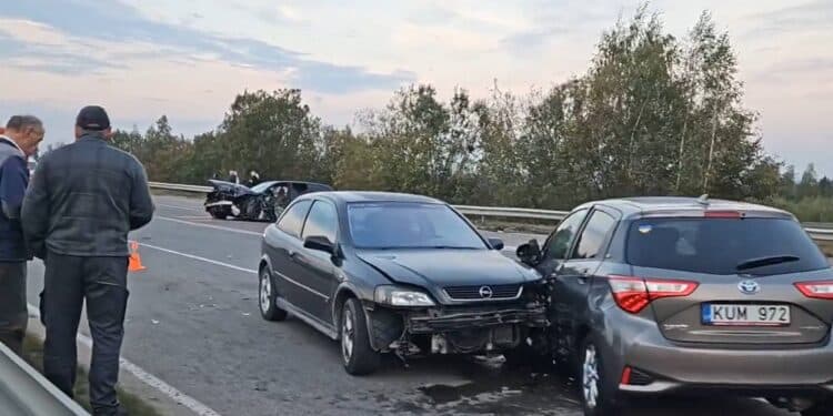 Kelių automobilių susidūrimas užblokavo eismą netoli Vilniaus rajone