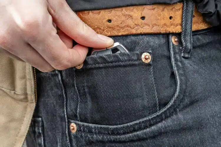 Maža džinsų kišenė Vairuotojai rado naują jos panaudojimo būdą