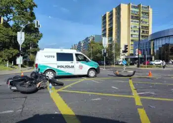 Motociklininko ir Toyota Prius eismo įvykis Vilniuje Didelės spūstys Savanorių prospekte